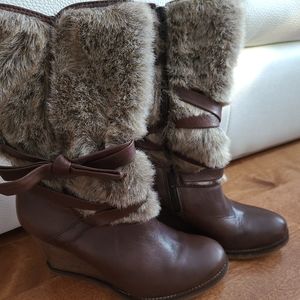 Leather boots with faux fur. Size 6